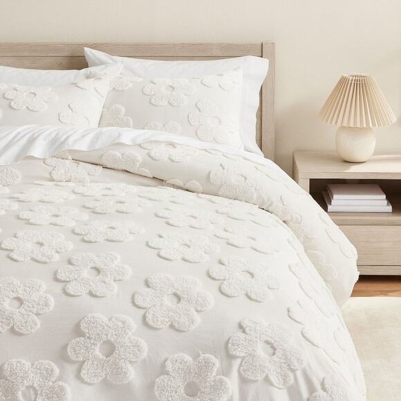 Pottery Barn Daisy Clipped Jacquard Duvet Cover Twin / XL White Floral NWT - Picture 1 of 6